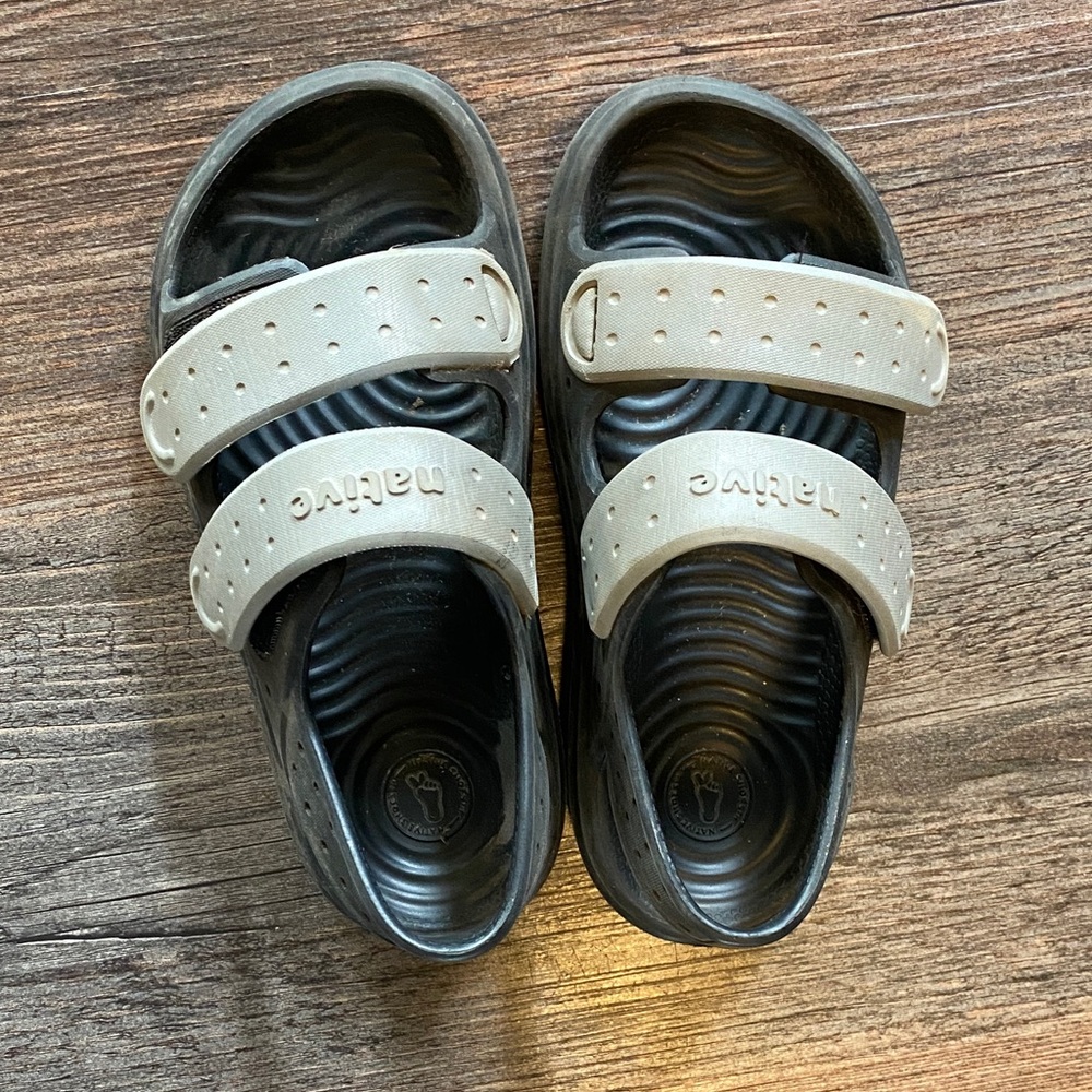 Black size 10 toddler Native shoes   Good condition